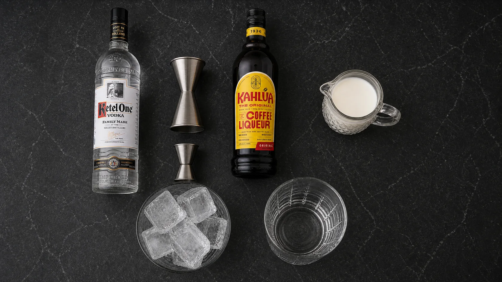 Ketel One Vodka, Kahlúa, Sahne, Eis und Tumbler für einen White Russian